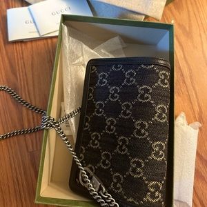 Gucci cross bag like new with dust bag and box
